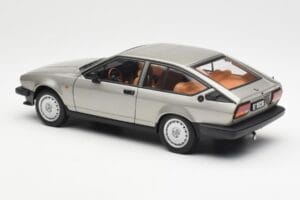 Alfa Romeo Alfetta GTV 2.0 Szary Metaliczny AUTOart 1:18 70147 Metal — zdjęcie 7 z 8