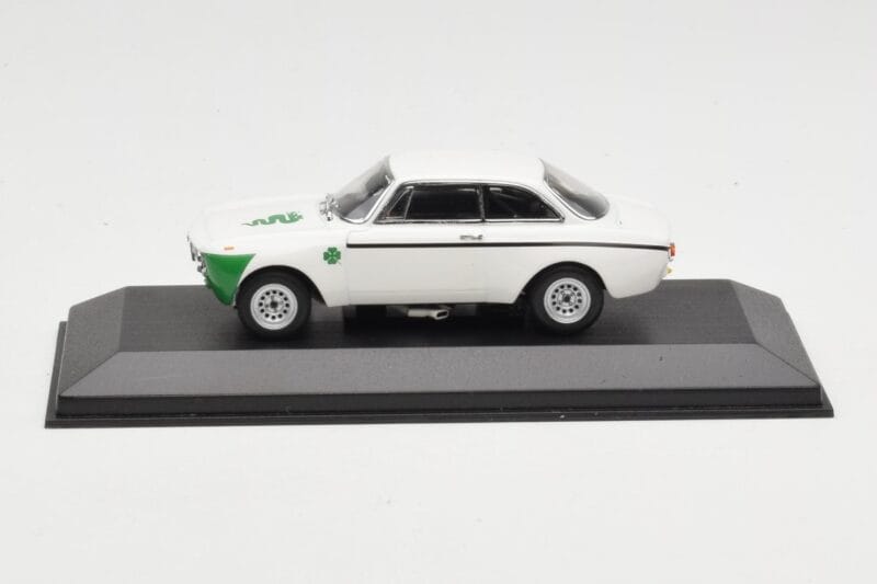 Alfa Romeo Giulia 1300 GTA Junior Biały Minichamps 1:43 400120601 Metal