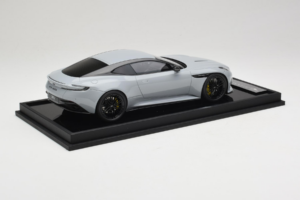 Aston Martin DB12 Nardo Gray MotorHelix 1:18 MH027NG Żywica — zdjęcie 3 z 7