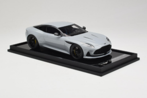 Aston Martin DB12 Nardo Gray MotorHelix 1:18 MH027NG Żywica — zdjęcie 4 z 7