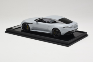 Aston Martin DB12 Nardo Gray MotorHelix 1:18 MH027NG Żywica — zdjęcie 5 z 7