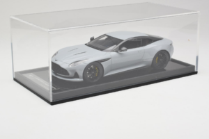 Aston Martin DB12 Nardo Gray MotorHelix 1:18 MH027NG Żywica — zdjęcie 6 z 7