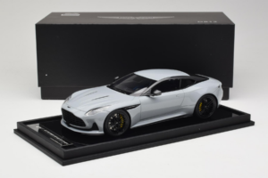 Aston Martin DB12 Nardo Gray MotorHelix 1:18 MH027NG Żywica — zdjęcie 7 z 7