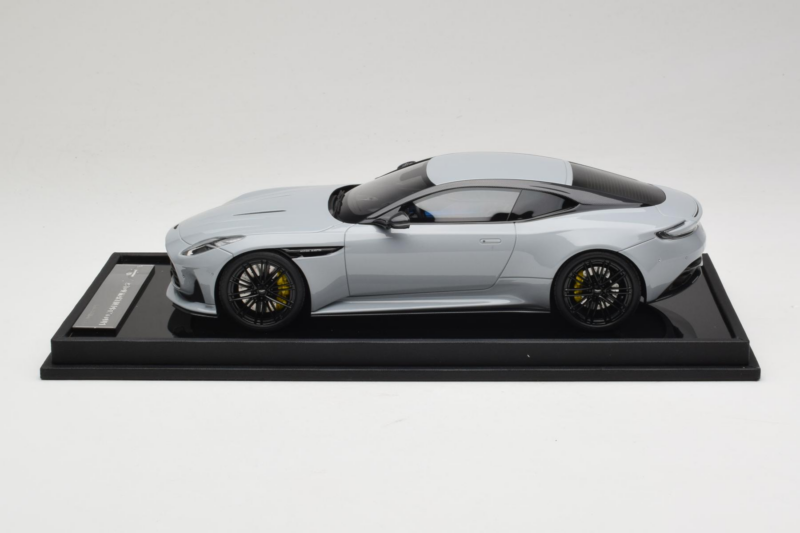 Aston Martin DB12 Nardo Gray MotorHelix 1:18 MH027NG Żywica