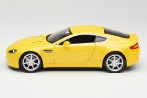 Aston Martin V8 Vantage Żółty Hot Wheels 1:18 G7159 Metal — zdjęcie 4 z 8