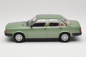 Audi 80 B2 Zielony MCG 1:18 MCG18525 Metal — zdjęcie 3 z 6
