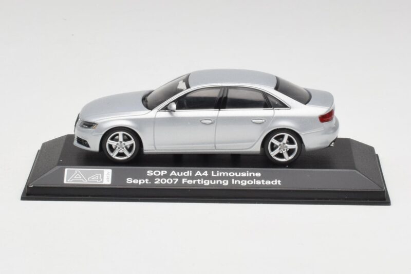 Audi A4 B8 3.2 Quattro Ice Srebrny Minichamps 1:43 5010704113 Metal