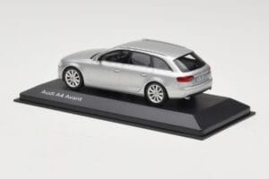 Audi A4 B8 Avant Ice Silver Minichamps 1:43 5011204213 Metal — zdjęcie 3 z 4