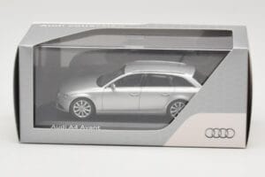 Audi A4 B8 Avant Ice Silver Minichamps 1:43 5011204213 Metal — zdjęcie 4 z 4
