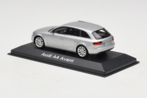 Audi A4 B8 Avant Ice Silver Minichamps 1:43 5011204213-R1 Metal — zdjęcie 3 z 4
