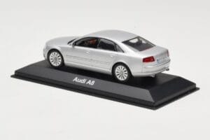 Audi A8 D3 Jasny Srebrny Minichamps 1:43 5010508113 Metal — zdjęcie 3 z 4