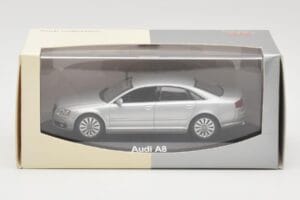 Audi A8 D3 Jasny Srebrny Minichamps 1:43 5010508113 Metal — zdjęcie 4 z 4