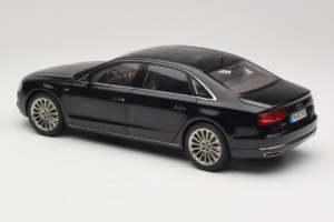 Audi A8L D3 W12 Phantom Black Kyosho 1:18 5011008125 Metal — zdjęcie 7 z 8