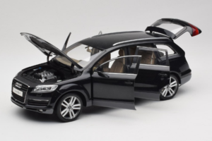 Audi Q7 Czarny Kyosho 1:18 09221BK Metal — zdjęcie 2 z 8