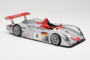 Audi R8 LMP900 #8 Audi Sport Team Joest F. Biela / E. Pirro / T. Kristensen 24 Hours of Le Mans 2000 Maisto 1:18 38899 Metal — zdjęcie 4 z 6