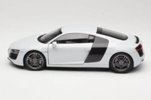 Audi R8 Type 42 Suzuka Grey Kyosho 1:18 09213SG Metal — zdjęcie 4 z 8