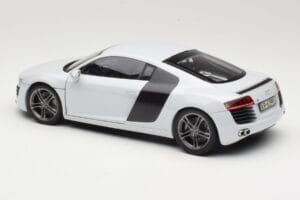 Audi R8 Type 42 Suzuka Grey Kyosho 1:18 09213SG Metal — zdjęcie 7 z 8