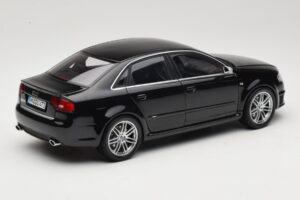 Audi RS4 B7 Sedan Phantom Black Minichamps 1:18 5010509115 Metal — zdjęcie 3 z 8