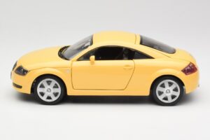 Audi TT 8N Żółty Revell 1:18 08954-M1 Metal — zdjęcie 4 z 8