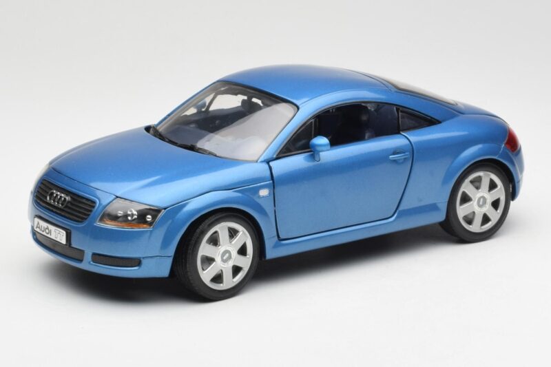 Audi TT 8N Niebieski Revell 1:18 8954 Metal