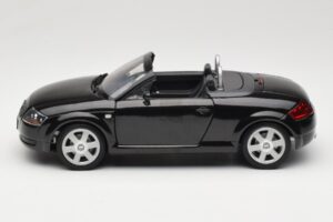 Audi TT 8N Roadster Czarny Revell 1:18 08980 Metal — zdjęcie 4 z 8