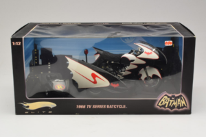 Batcycle & Sidecar Batman TV Series Hot Wheels 1:18 R0006 Metal — zdjęcie 2 z 2