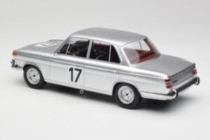 BMW 2000 Ti #17 J. Ickx / H. Hahne 24 Hours of Spa 1966 Winners Minichamps 1:18 107662517 Żywica — zdjęcie 5 z 6