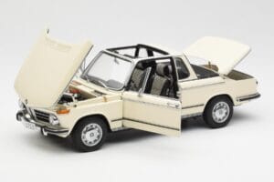 BMW 2002 Baur Kabriolet E10 Chamonix Biały AUTOart 1:18 70532 Metal — zdjęcie 2 z 8