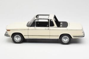 BMW 2002 Baur Kabriolet E10 Chamonix Biały AUTOart 1:18 70532 Metal — zdjęcie 4 z 8