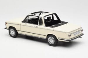 BMW 2002 Baur Kabriolet E10 Chamonix Biały AUTOart 1:18 70532 Metal — zdjęcie 7 z 8