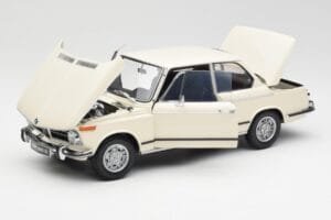 BMW 2002 Biały Kyosho 1:18 08541W Metal — zdjęcie 2 z 8