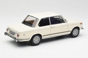 BMW 2002 Biały Kyosho 1:18 08541W Metal — zdjęcie 3 z 8