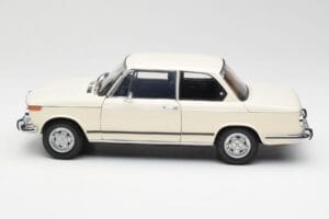 BMW 2002 Biały Kyosho 1:18 08541W Metal — zdjęcie 4 z 8