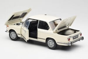 BMW 2002 Biały Kyosho 1:18 08541W Metal — zdjęcie 5 z 8