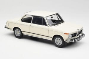 BMW 2002 Biały Kyosho 1:18 08541W Metal — zdjęcie 6 z 8