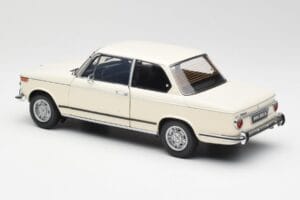 BMW 2002 Biały Kyosho 1:18 08541W Metal — zdjęcie 7 z 8