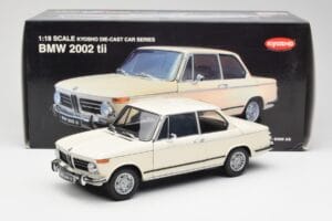 BMW 2002 Biały Kyosho 1:18 08541W Metal — zdjęcie 8 z 8