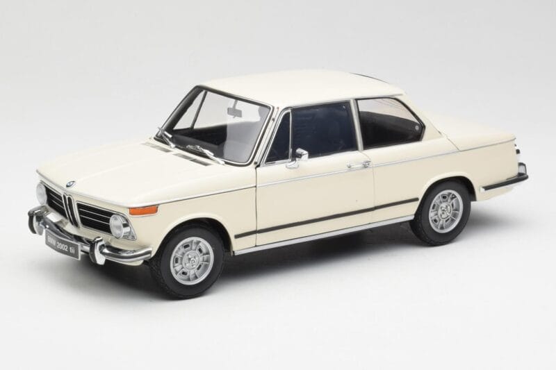 BMW 2002 Biały Kyosho 1:18 08541W Metal