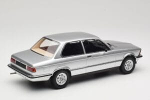 BMW 320 E21 Srebrny Minichamps 1:18 107024200 Żywica — zdjęcie 2 z 6