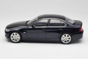 BMW 330i E46 Czarny Kyosho 1:18 08731RB Metal — zdjęcie 4 z 8