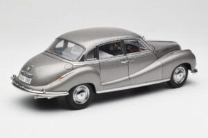 BMW 502 2.6 Luxus Silver Beige Metallic AUTOart 1:18 70591 Metal — zdjęcie 3 z 8
