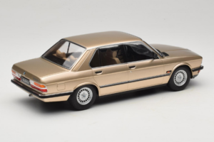 BMW 520i E28 Gold Metallic IXO 1:18 18CMC184 Metal — zdjęcie 2 z 6