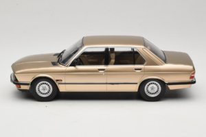 BMW 520i E28 Gold Metallic IXO 1:18 18CMC184 Metal — zdjęcie 3 z 6