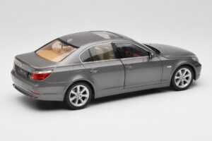 BMW 530i E60 Grey Metallic Revell 1:18 08841 Metal — zdjęcie 3 z 8