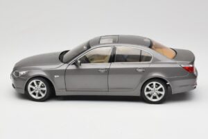 BMW 530i E60 Grey Metallic Revell 1:18 08841 Metal — zdjęcie 4 z 8