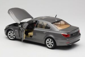 BMW 530i E60 Grey Metallic Revell 1:18 08841 Metal — zdjęcie 5 z 8