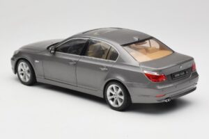 BMW 530i E60 Grey Metallic Revell 1:18 08841 Metal — zdjęcie 7 z 8
