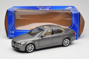 BMW 530i E60 Grey Metallic Revell 1:18 08841 Metal — zdjęcie 8 z 8