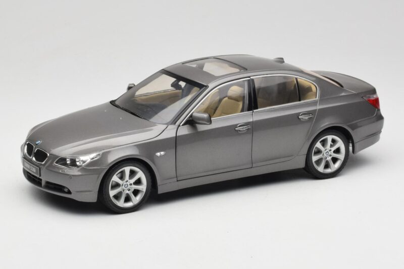 BMW 530i E60 Grey Metallic Revell 1:18 08841 Metal