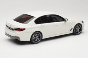 BMW 545e xDrive M-Sport G30 Biały GT Spirit 1:18 GT496 Żywica — zdjęcie 2 z 6